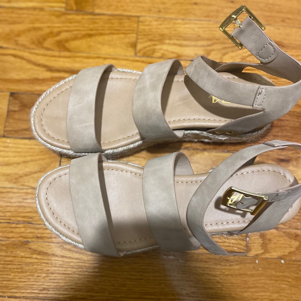 Strappy platform Sandal